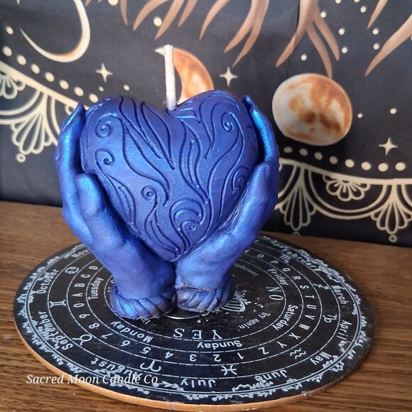 The Alchemist Embrace Saffron and Patchouli Scented Heart in Hands Candle - Picture 8 of 11